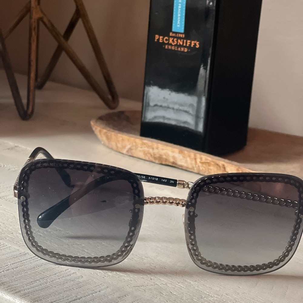 CHANEL
Metal Square Removable Chain
Sunglasses 4244 grey